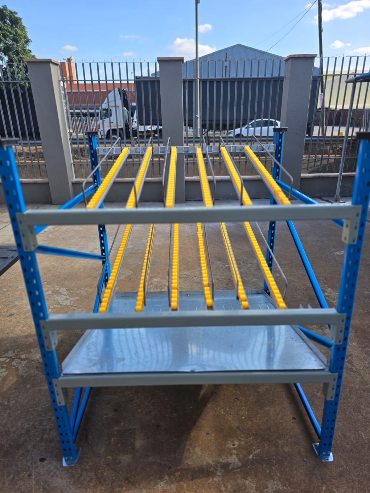 Gravity roller table